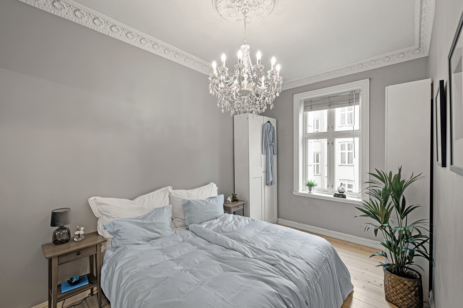 Hovedsoverommet er av god størrelse og har god plass til dobbeltseng med nattbord. Galleribilde