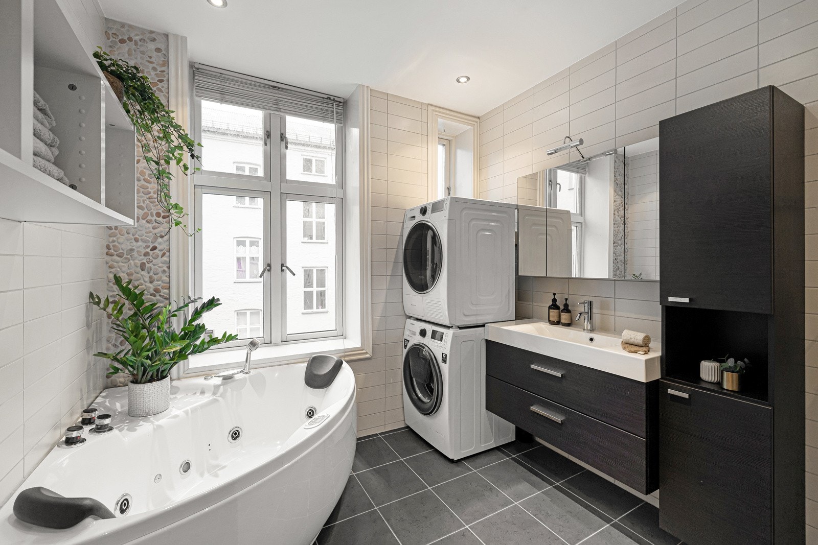 Badet ligger praktisk til ved entré og soverom. Det er romslig, lyst og fint, med varmekabler i gulv. Galleribilde