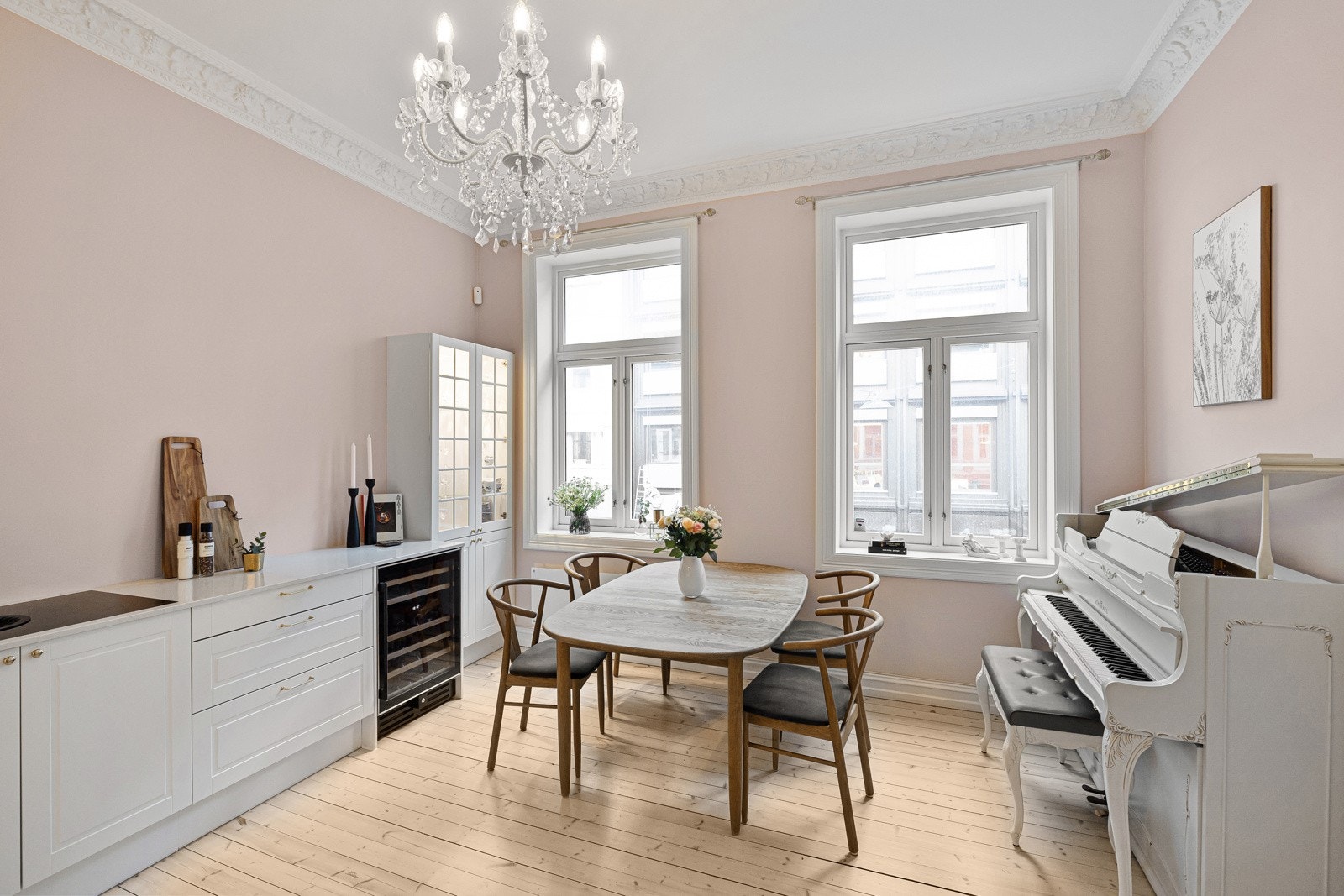 Her er det god plass til å invitere matglade venner og familie, og dagens eiere har på det meste hatt 14 gjester rundt middagsbordet. Galleribilde