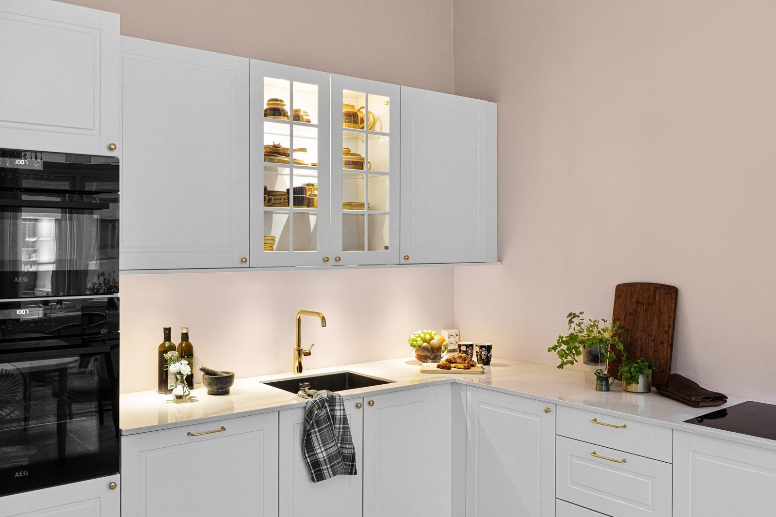 Kjøkkenet var nytt i desember 2020, med innredning fra HTH. Finishen er flott med gulldetaljer, nydelig benkeplate i kvarts, underlimt vask og planlimt platetopp. Galleribilde