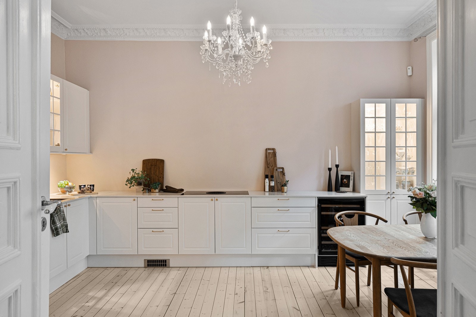 Gjennom de klassiske fløydørene ledes man inn til et nydelig og romslig kjøkken med rikelig skap- og benkeplass. Galleribilde