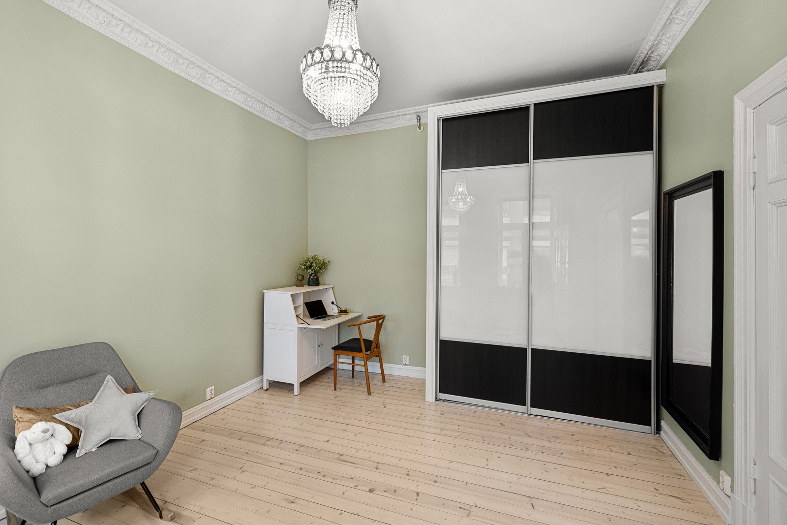 Rommet har god plass til dobbeltseng og garderobeløsning om ønskelig. Galleribilde