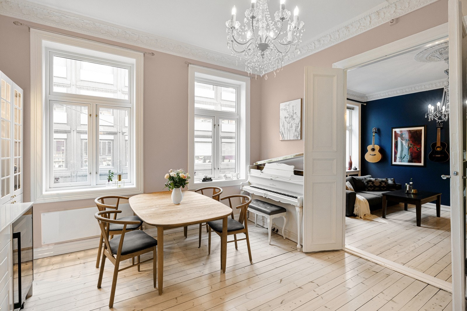 Leiligheten ligger i en klassisk bygård fra 1898 med flotte, klassiske detaljer som originale gulv, stukkatur og rosetter. Galleribilde