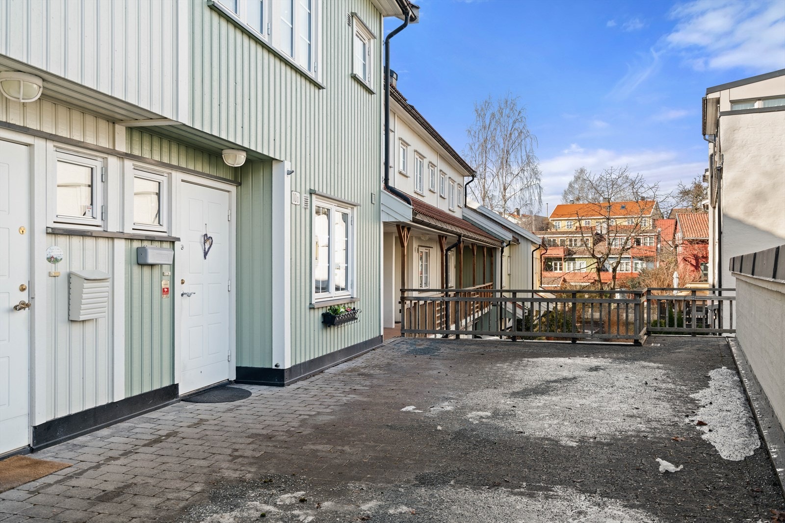 Steinbelagt gangparti på forsiden, over underjordisk garasje Galleribilde