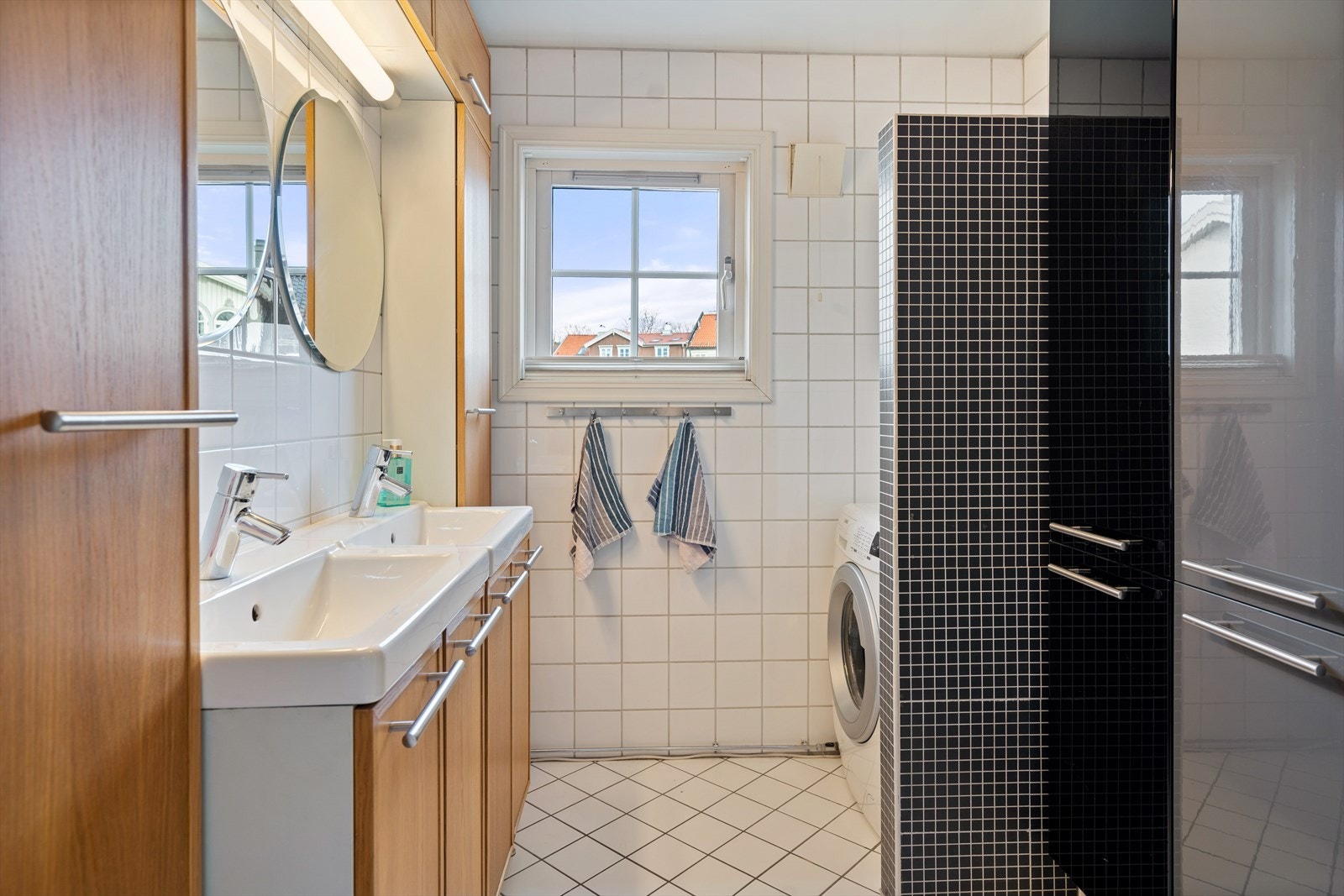 Vaskesøyle med plass til vaskemaskin og tørketrommel Galleribilde