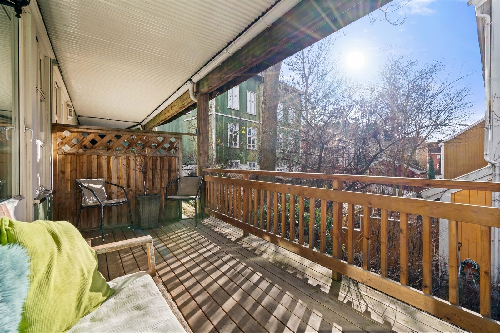 Boligen har to store uteplasser med sol og koselig utsyn Galleribilde