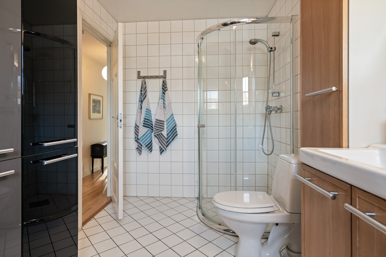 Dusjnisje, servant med underskap og øvrig skapinnredning Galleribilde