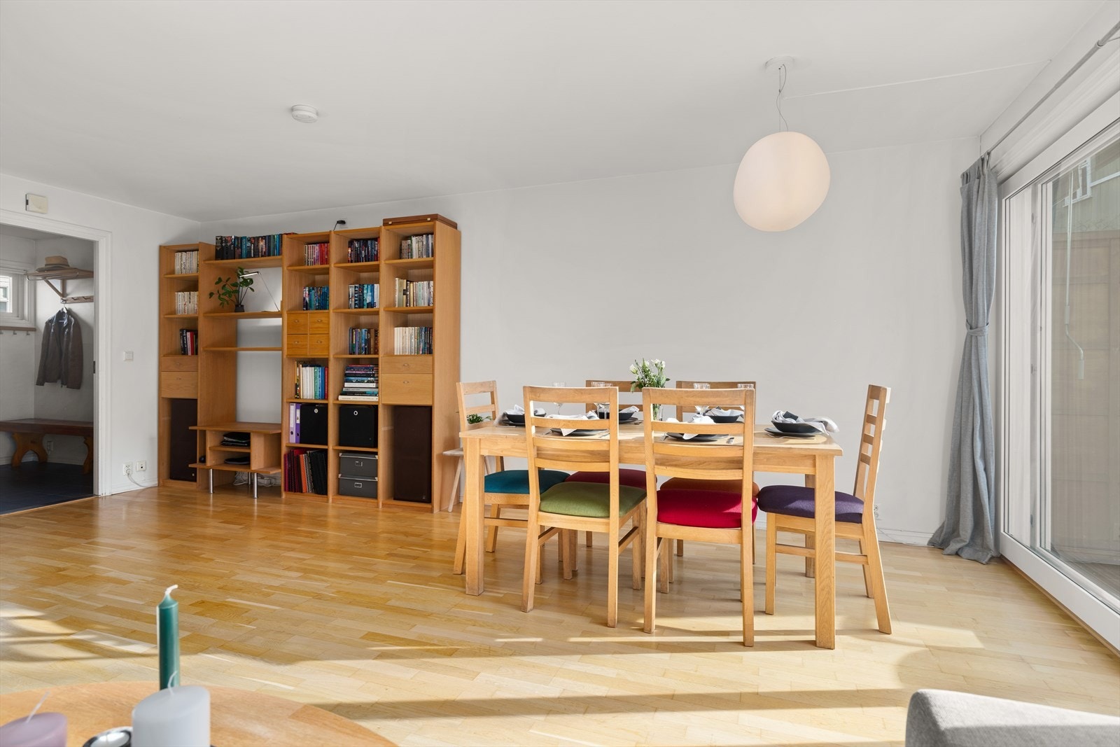 God plass til spisebord og sofagruppe Galleribilde