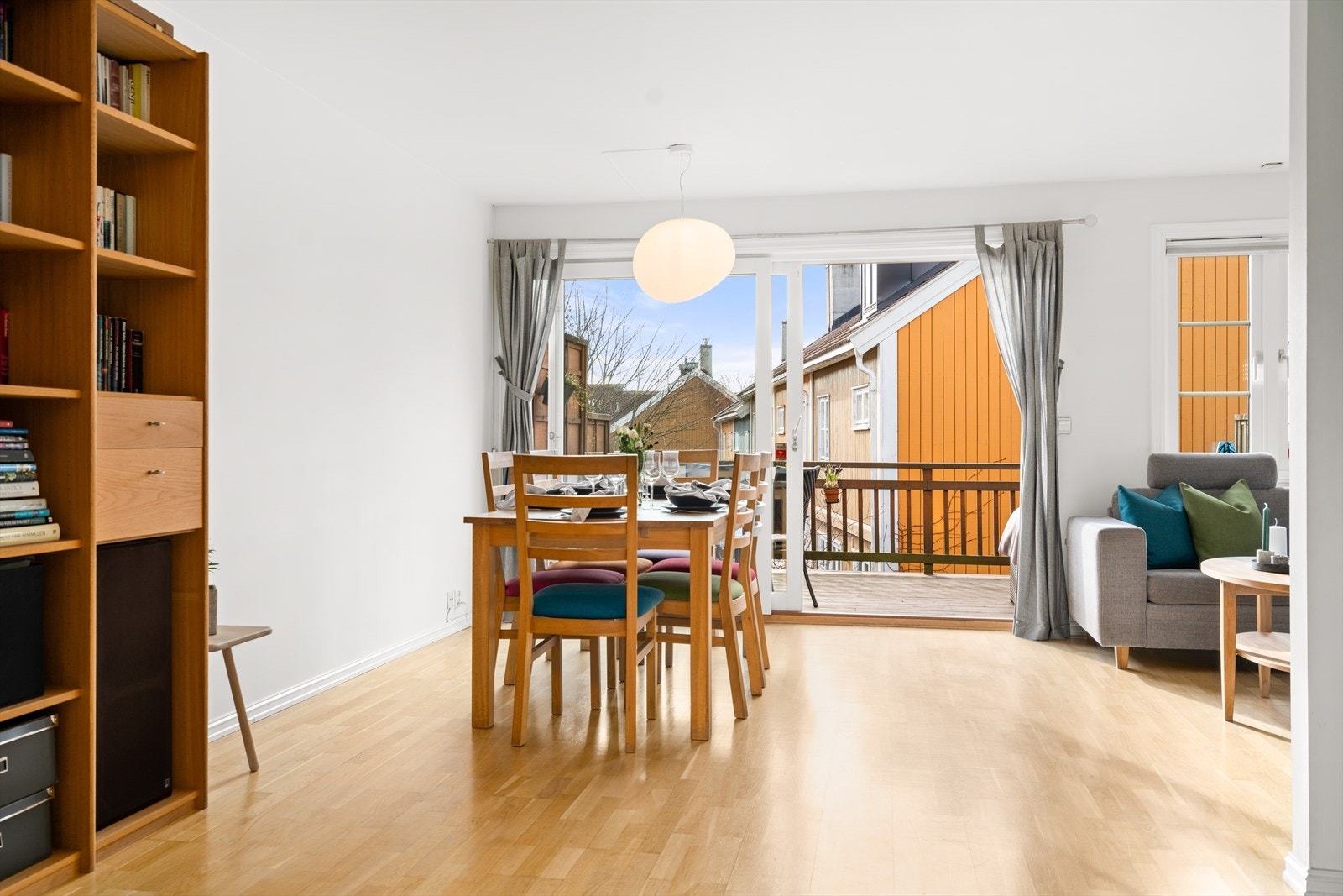 1. etasje inneholder entré/gang, kjøkken og romslig stue Galleribilde