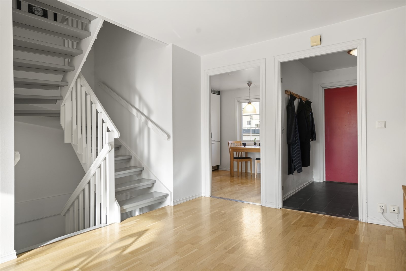 Trappeløp mellom stue og kjøkken Galleribilde