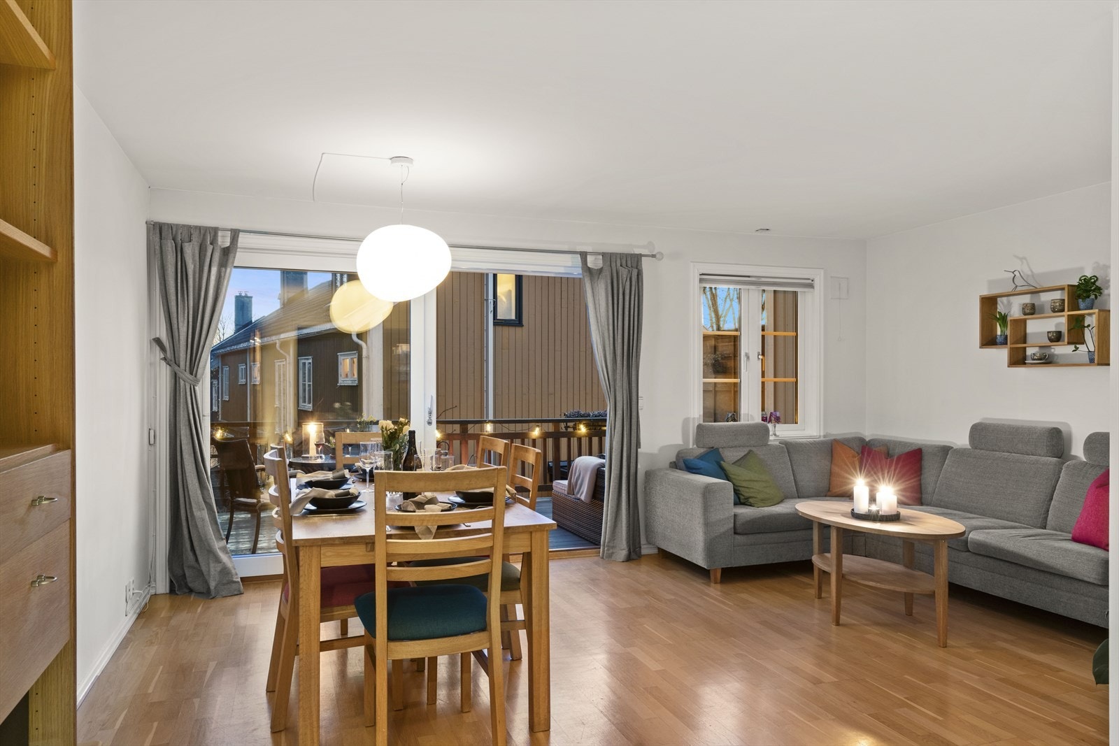 Fra stuen er det utgang til sydvendt terrasse på 15 kvm Galleribilde