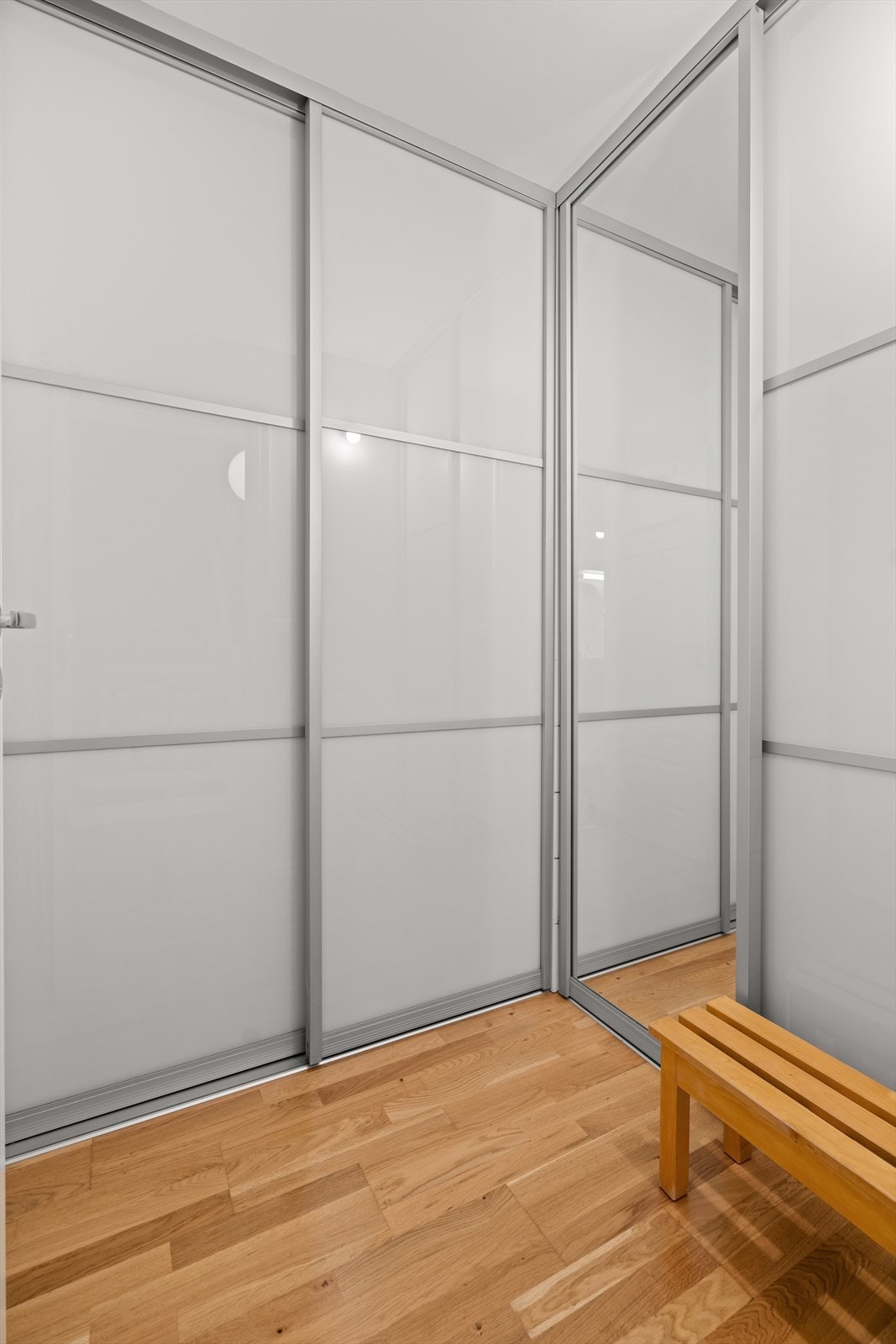 Walk-in-closet/bod i 2. etasje Galleribilde