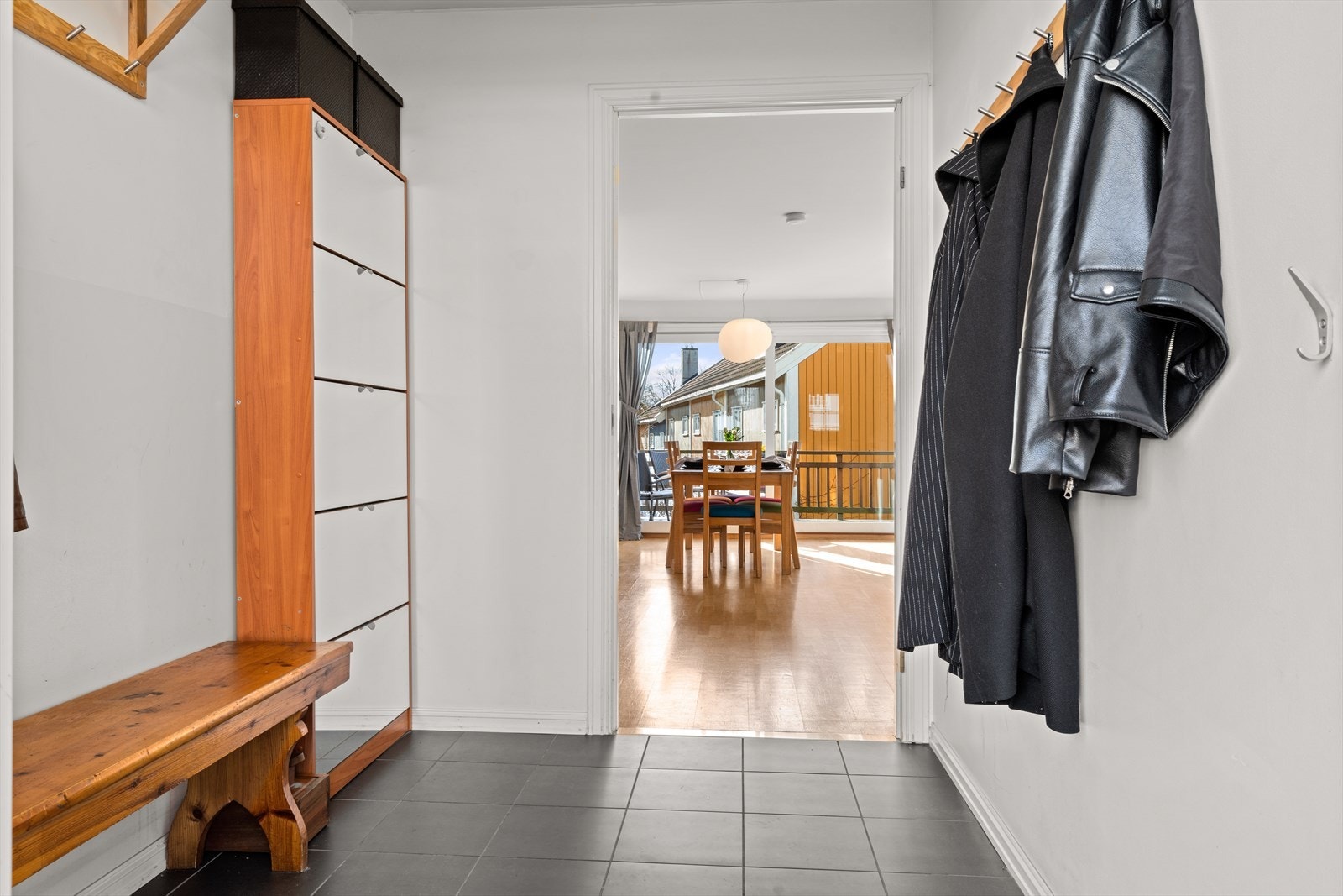 Romslig med plass til oppbevaringsmøbler Galleribilde