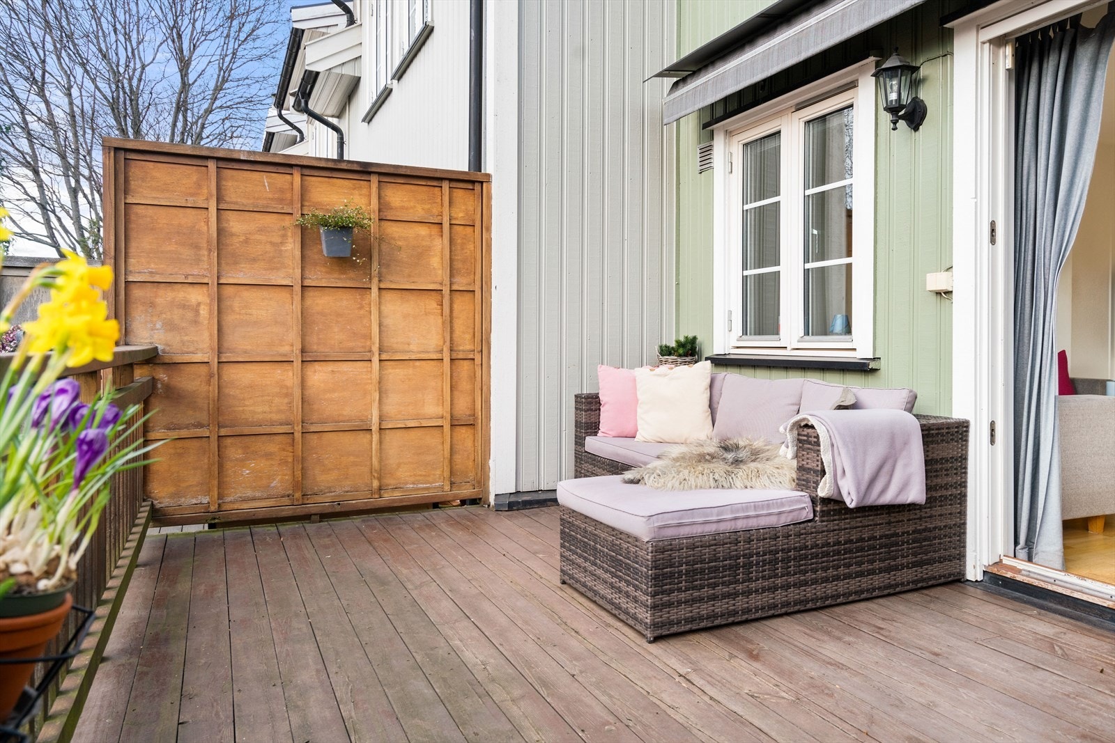 Plass til flere møblerte soner og lun sofakrok Galleribilde