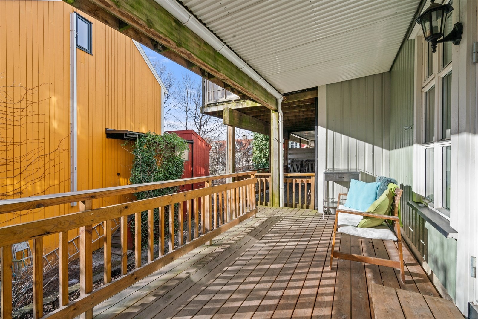 Stor uteplass på ca. 12 kvm og egen trapp ned til gangvei Galleribilde