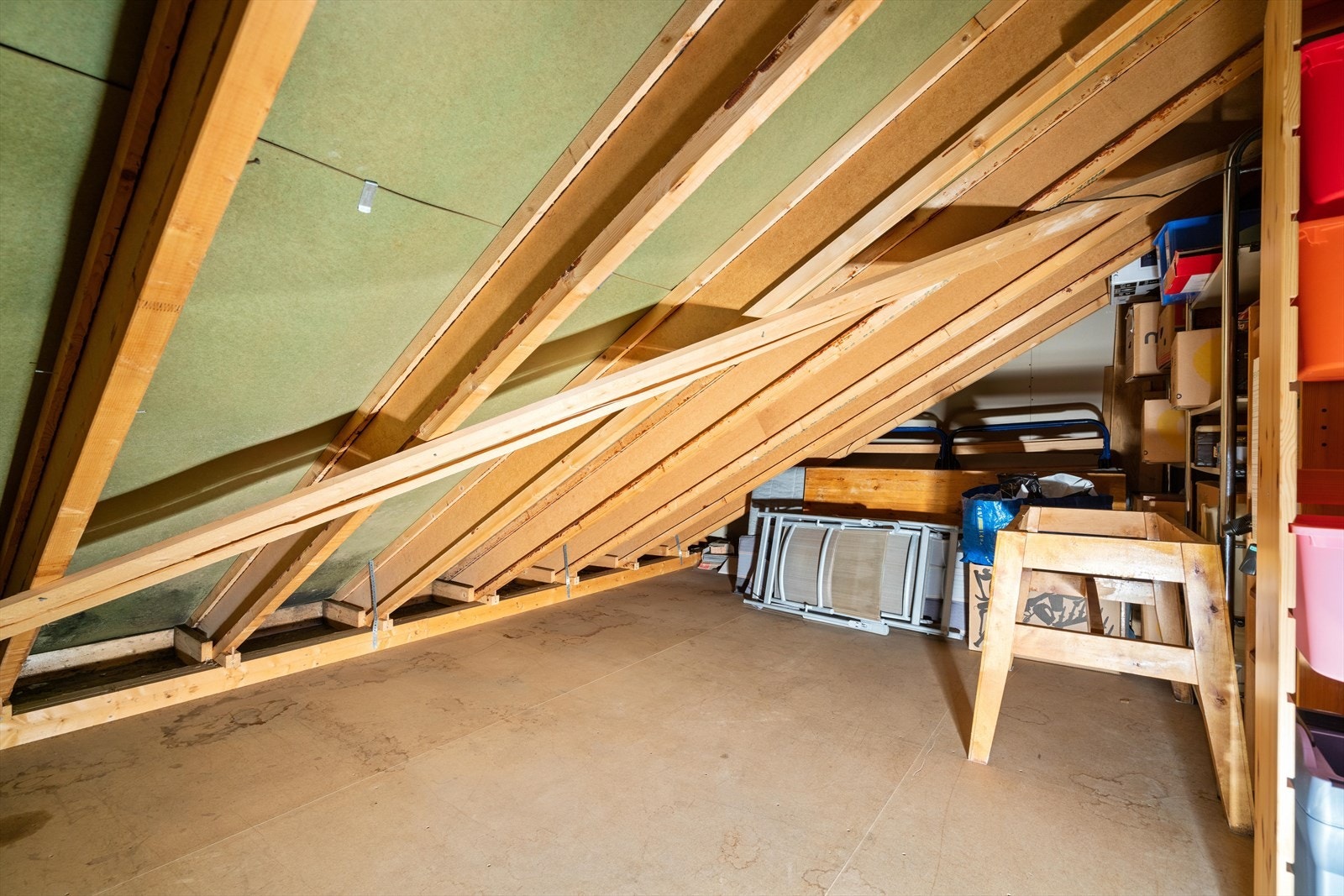 Andre boliger i rekken har bygget ut loft. Se tidligere godkjent tegning for eksempel Galleribilde