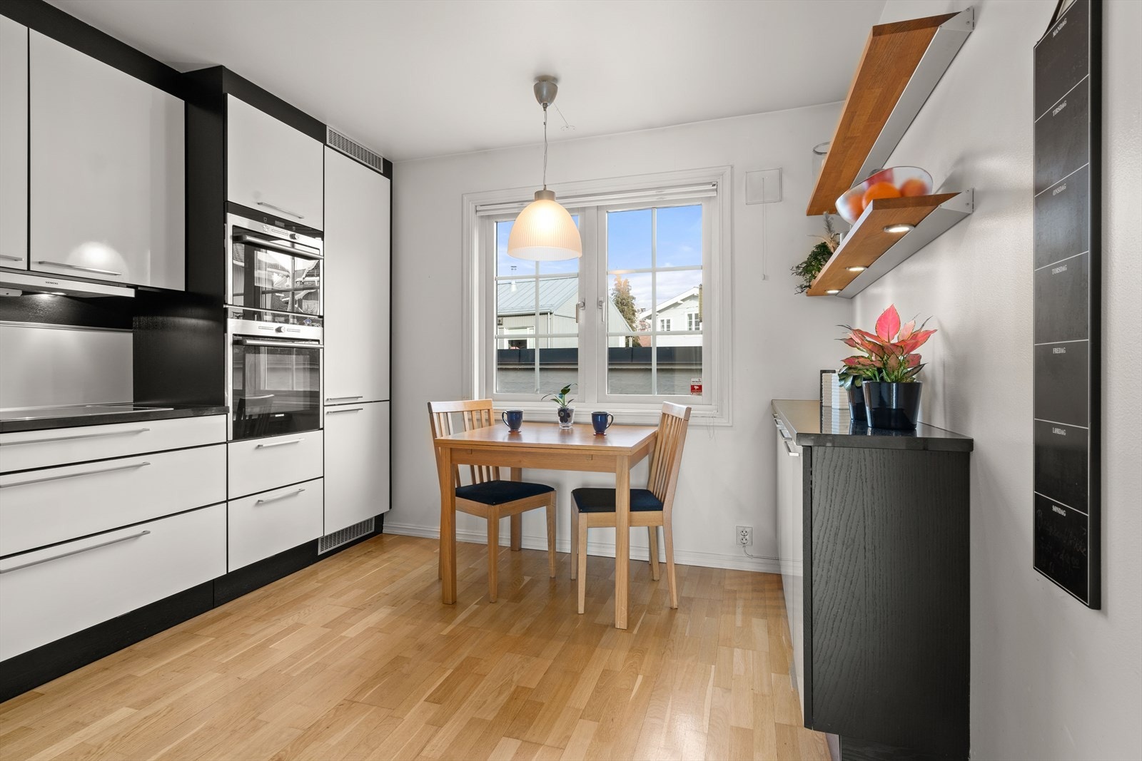 Hyggelig, separat kjøkken med spiseplass Galleribilde