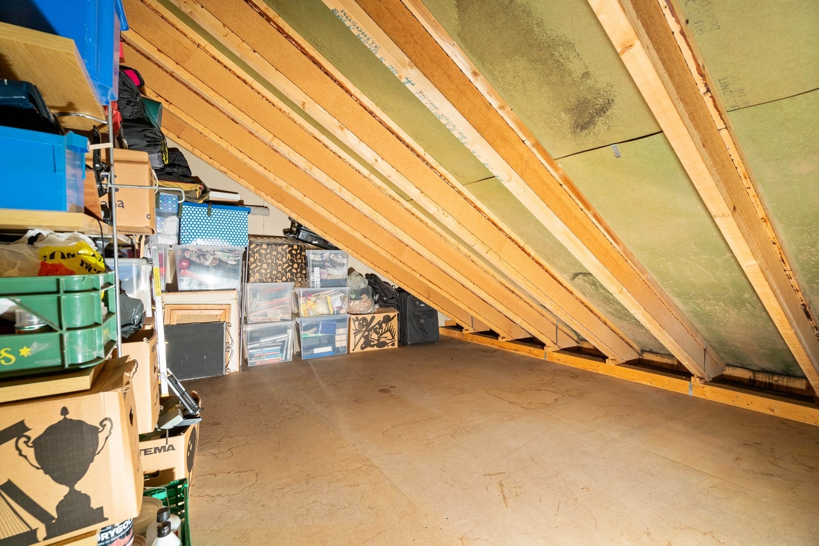 Romslig loftsareal med masse plass til lagring - Ca. 43 kvm grunnflate Galleribilde