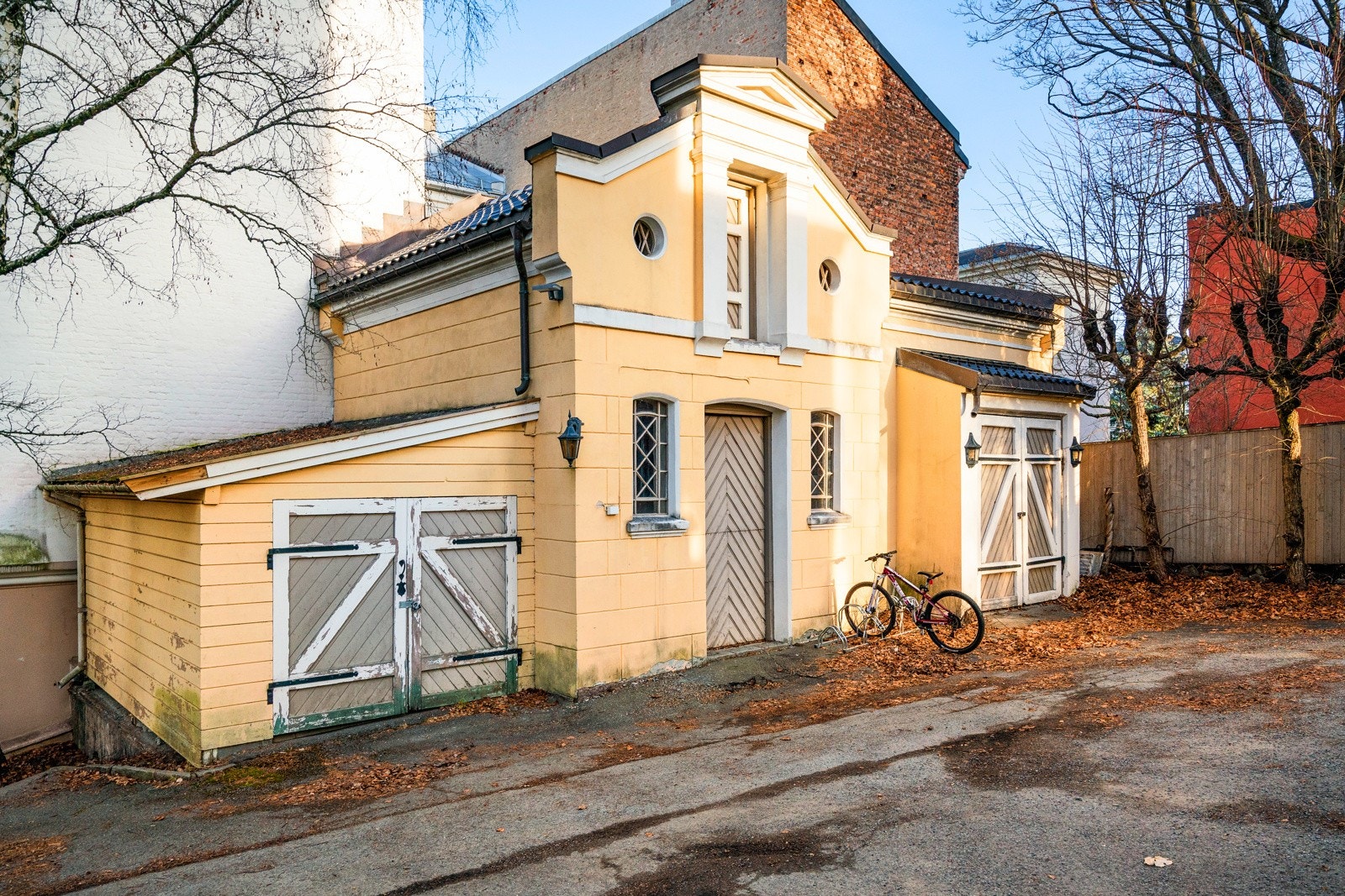 Det er parkering i garasje fra 1960, stallbygning/garasje fra 1894 og på gårdsplass. Stallbygningen er over to plan. På bakkeplanet av bygningen ble et tidligere vognskjul innredet som garasje i 1928 og tidligere stall blir benyttet som bod. Galleribilde