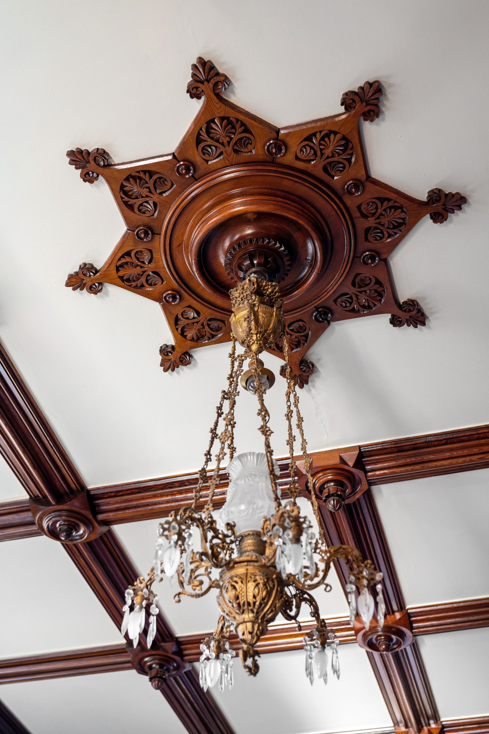 Inne er det store oppholdsrom, god takhøyde og en rekke originale detaljer som blant annet vakre takrosetter, stukkatur og tofløyede dører. Galleribilde