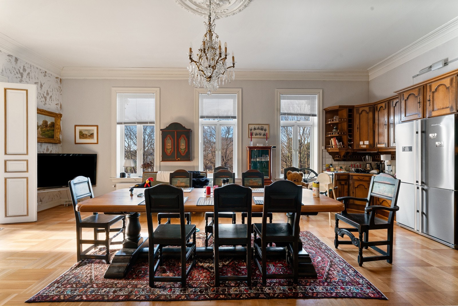 Kjøkkenet ligger i andre etasje og fremstår som et stort og nydelig allrom hvor man kan se på tv eller samles til måltider rundt et langbord. Kjøkkenet har også en åpen gruepeis i høyde med benkeplaten ved kjøkkeninnredningen. Galleribilde