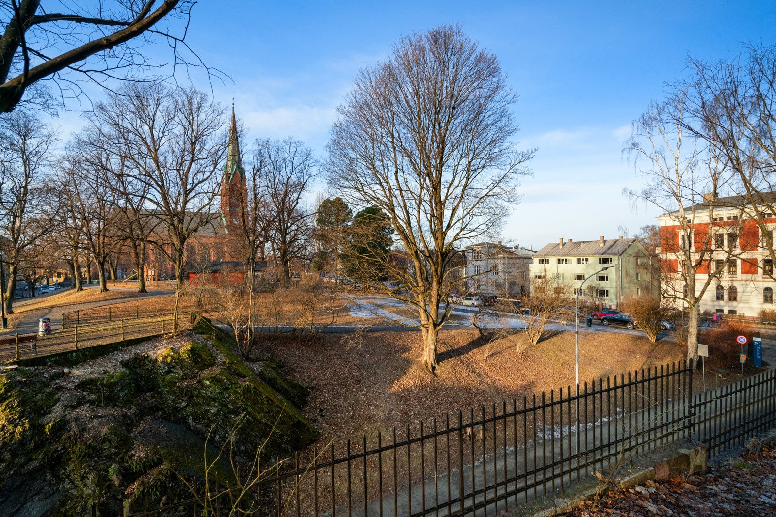 Fra eiendommen er det utsikt mot Uranienborgparken og Uranienborg kirke. Galleribilde