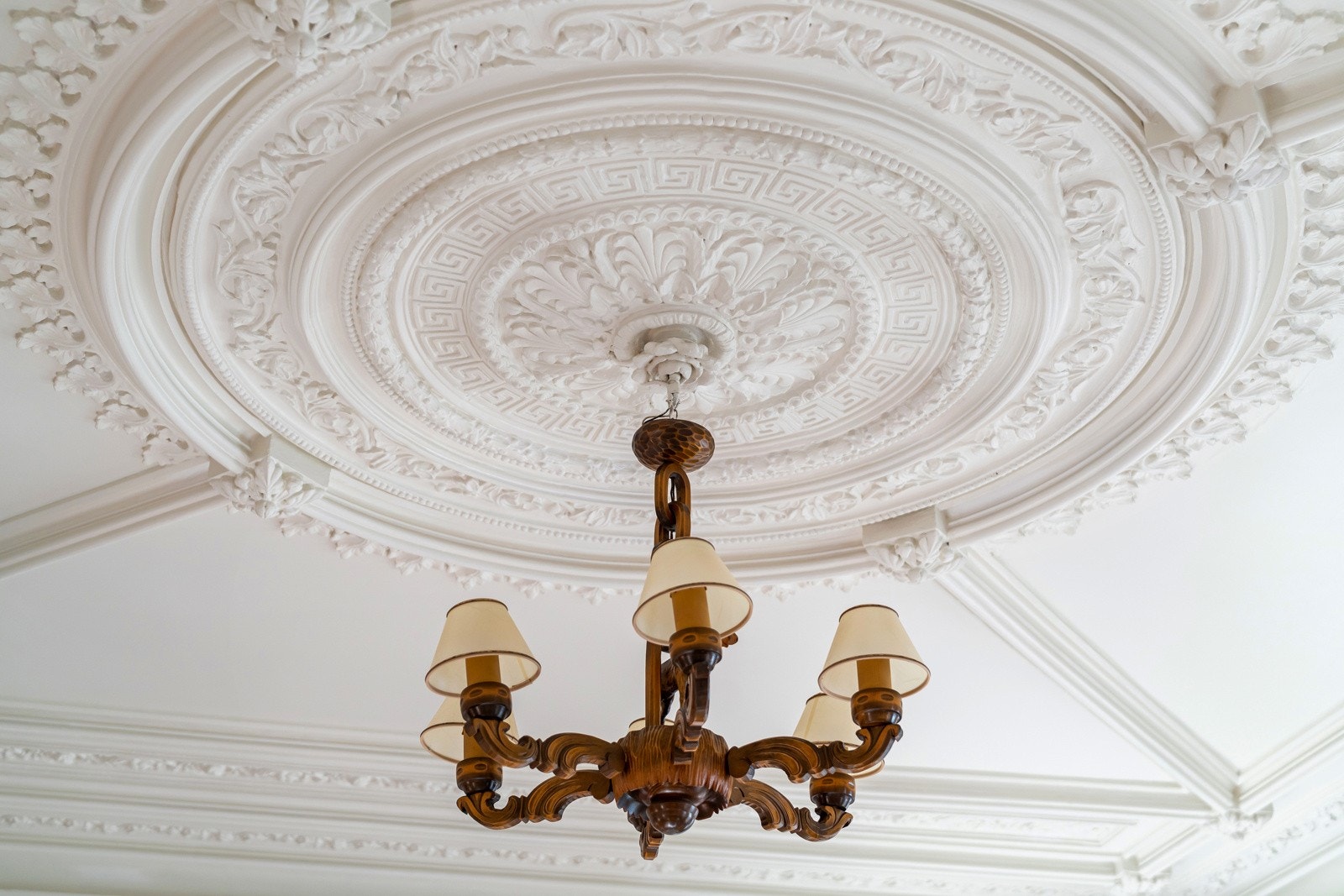 En rekke originale detaljer som blant annet vakre takrosetter. Galleribilde