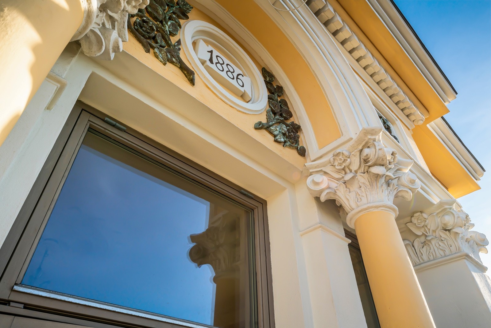 Bygningen er et smykke i seg selv, oppført i klassisk stil. Her er det tårn med kuppel, buede former, samt fasader i malt mur med trekninger og ornamentering. Galleribilde