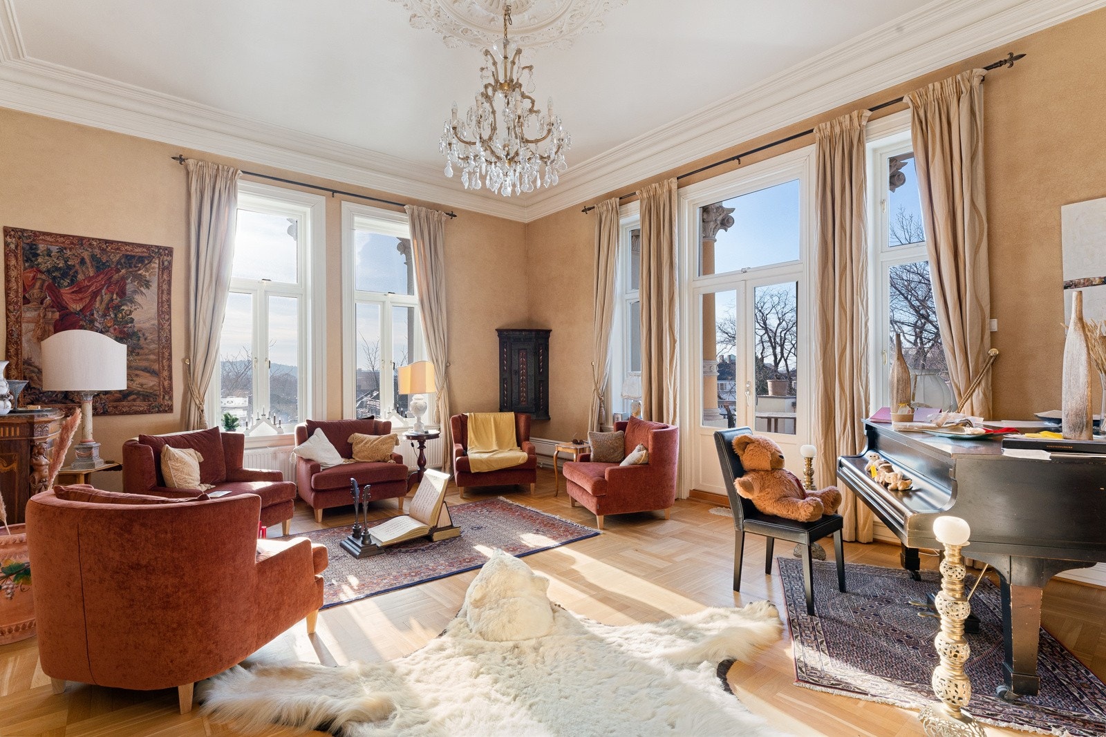 Boligen har flere flotte stuer med god takhøyde på hvert plan. I andre etasje er det to nydelige stuer, der den ene ligger i tilknytning til kjøkkenet og har utgang til sydvendt terrasse med god utsikt mot parken. Galleribilde