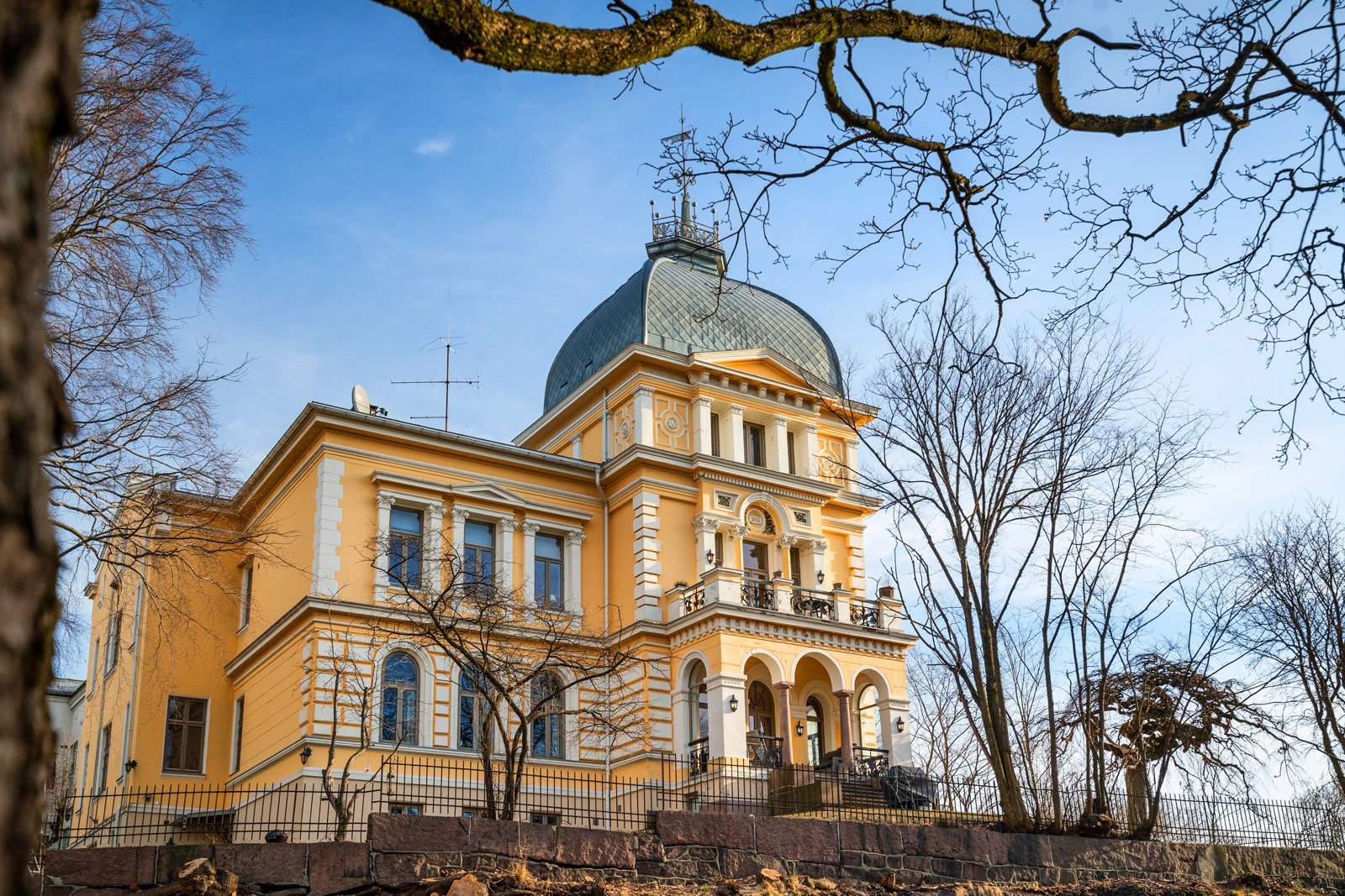 Monumental villa med kraftig hjørnetårn og dominerende beliggenhet. Originale detaljer og 5 leiligheter. Galleribilde