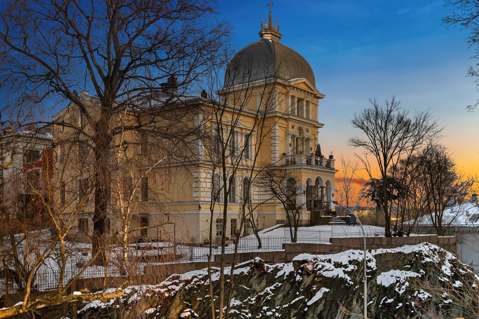 Uranienborgslottet er en herskapelig praktvilla som ble oppført i 1886 for trelastgrosserer Julius Jakhelln, etter tegninger av ark. Paul Due og Bernhard Steckmest. Bygningen går over fire etasjer, med tårn, kuppel og spir som strekker seg mot himmelen. Galleribilde