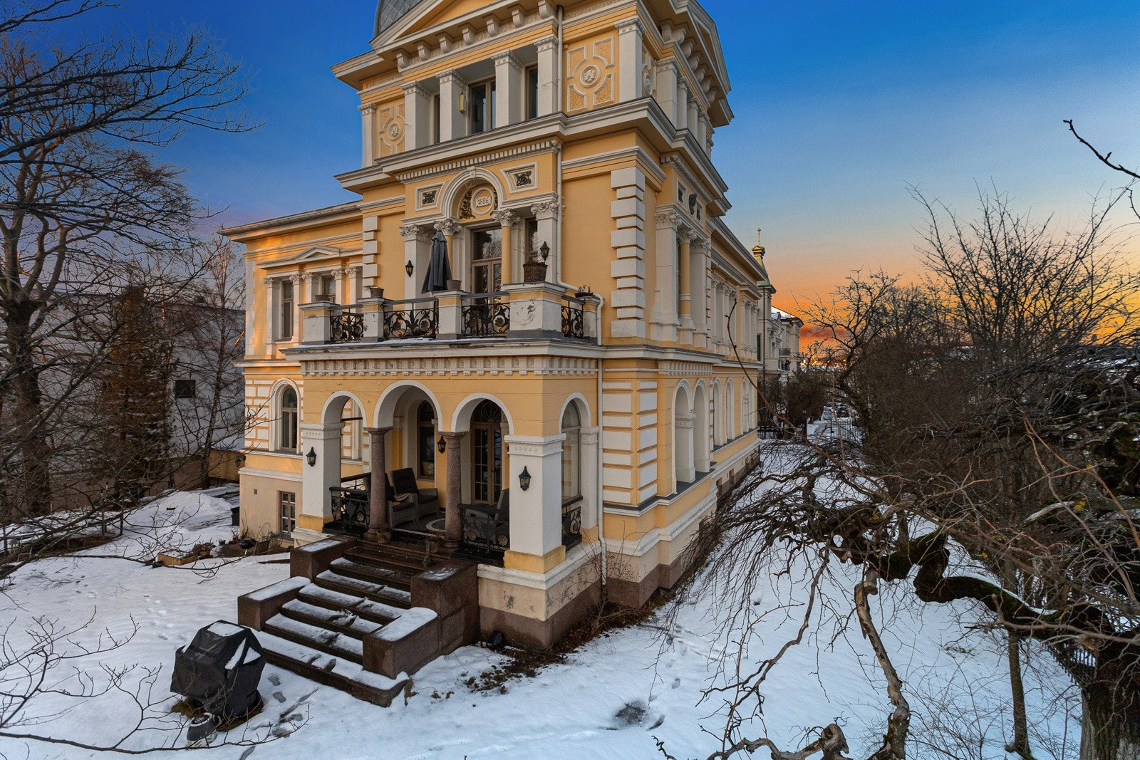 Eneboligen ligger i et fasjonabelt, attraktivt og veletablert boligområde på Uranienborg i Oslo. Det vakre bygget fra 1886 ligger fint til på områdets høyeste punkt med fint utsyn og gode solforhold. Galleribilde