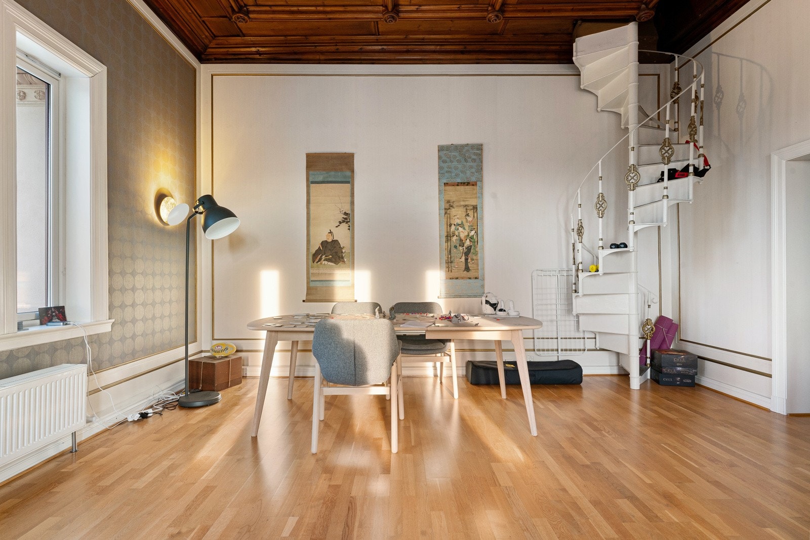 I stuen er det parkettgulv, tapetserte vegger og en herlig takhøyde på 3,65 meter. Himlingen med panel er vakkert utsmykket og en vindeltrapp leder opp til tårnrommet. Vinduer på to sider byr på nydelig utsikt over park og by. Galleribilde