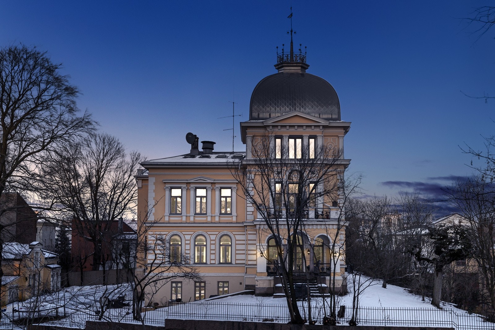 I tillegg til hoveddelen, som ligger i første og andre etasje, har villaen to loftsleiligheter og ytterligere tre leiligheter i underetasjen. Galleribilde