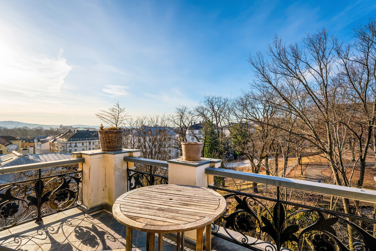 Terrassen i andre etasje har utvendige søyler på hver side av terrassedøren, og sortlakkert, dekorativt smijernsrekkverk plassert mellom tykke stolper av pusset mur med toppbeslag. Galleribilde