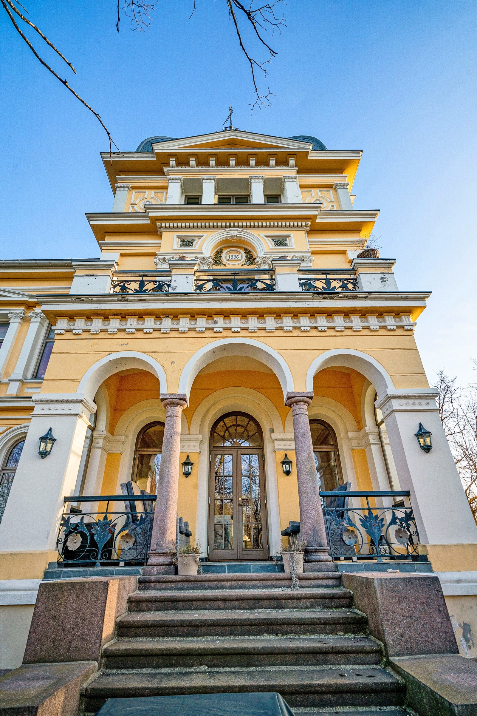 Denne vakre murvillaen grenser til Uranienborgparken og ligger på områdets høyeste punkt med gode solforhold og fin utsikt over Uranienborgparken. Bygningen er et smykke i seg selv, oppført i klassisk stil. Galleribilde