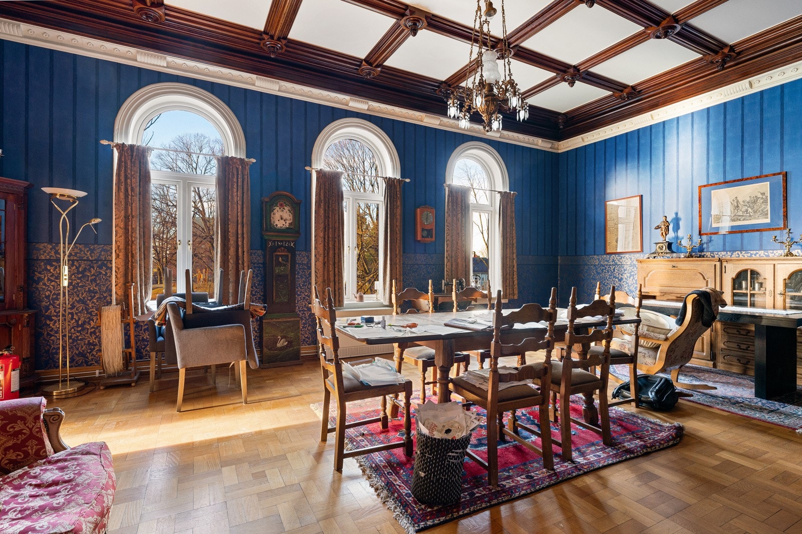 Boligen har flere flotte stuer med god takhøyde på hvert plan, så her finnes det et rom for enhver anledning. 4 av stuene ligger i 1.etg., hver med massiv eikeparkett på gulvene, vakker stukkatur, store rosetter og buede vinduer som prikken over i'en. Galleribilde