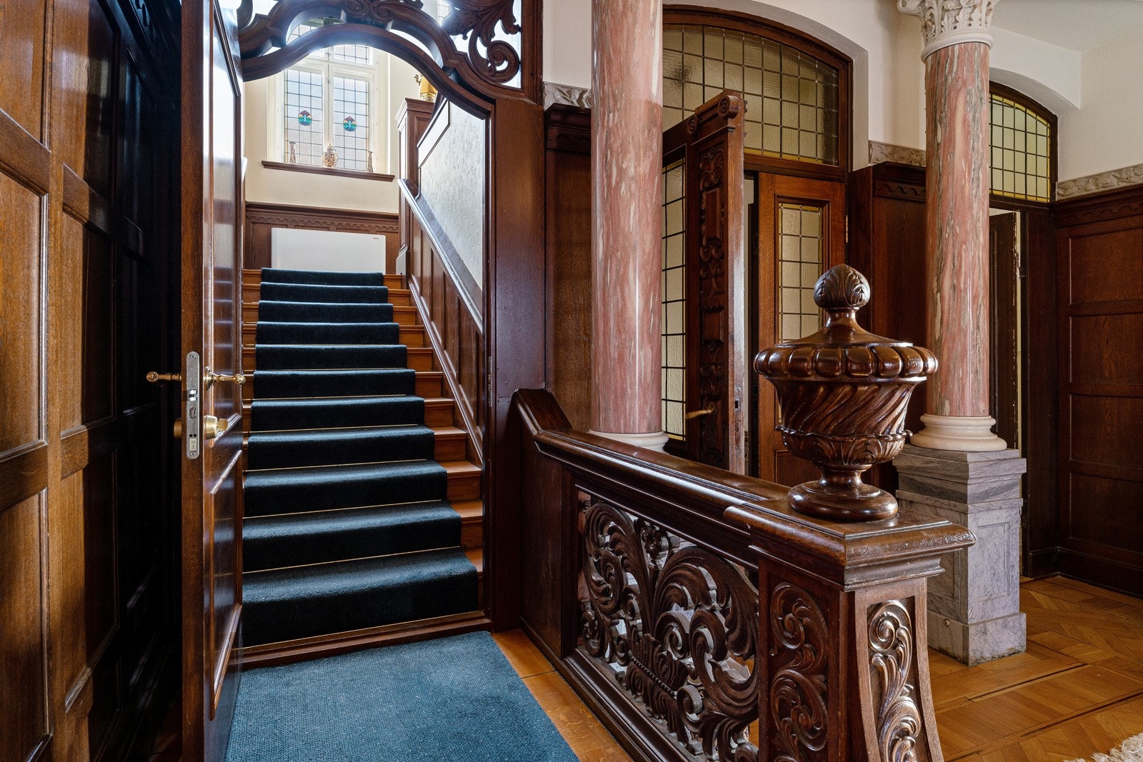 Like på innsiden av entréen er det en buet åpning inn til et trapperom med adkomst til alle etasjer. I trapperommet er det original trapp med reposer i alle etasjer og halvetasjer. Galleribilde