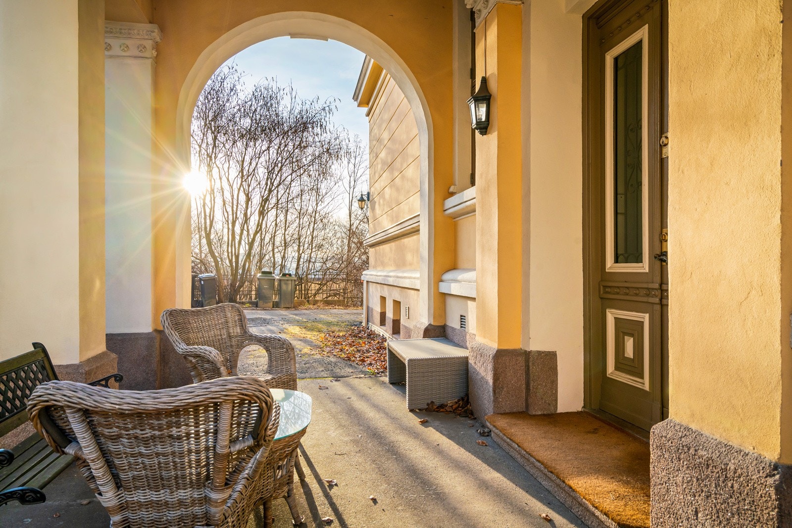 Hoveddøren er dobbel, av massiv eik og har vakre felt av farget glass. Galleribilde