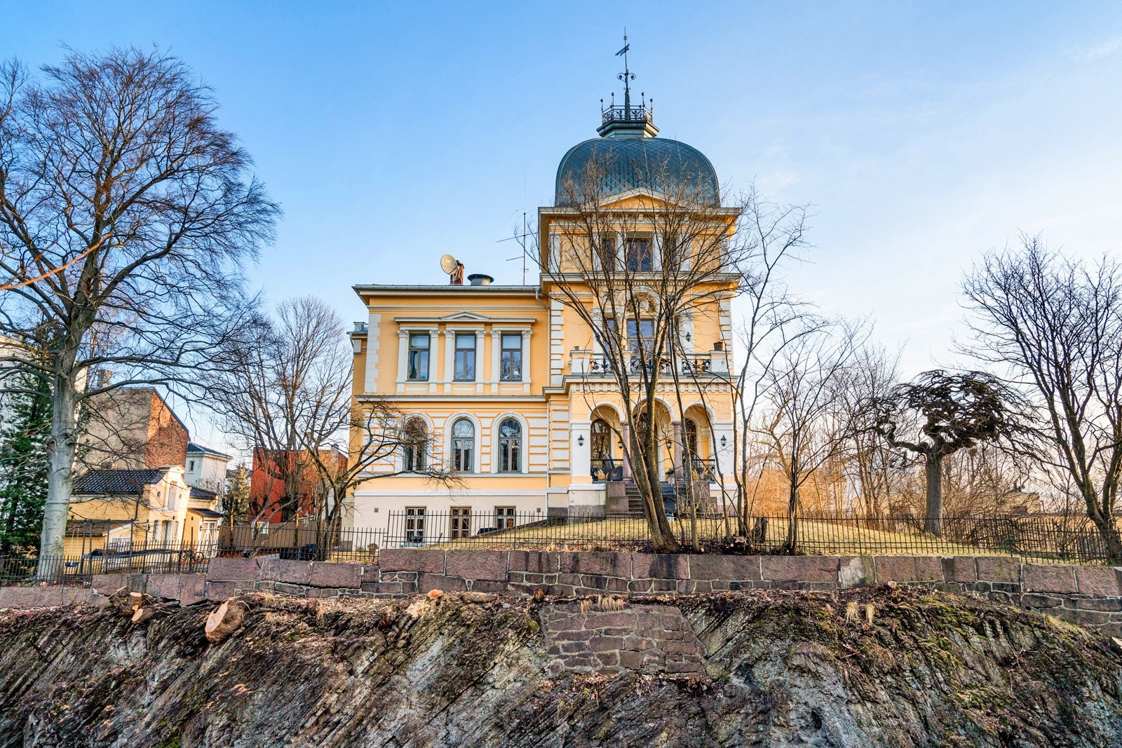 Uranienborg terrasse 2, også kjent som Uranienborgslottet, er en herskapelig praktvilla beliggende på en høyde rett ved Uranienborgparken, med gode sol- og utsiktsforhold. Galleribilde