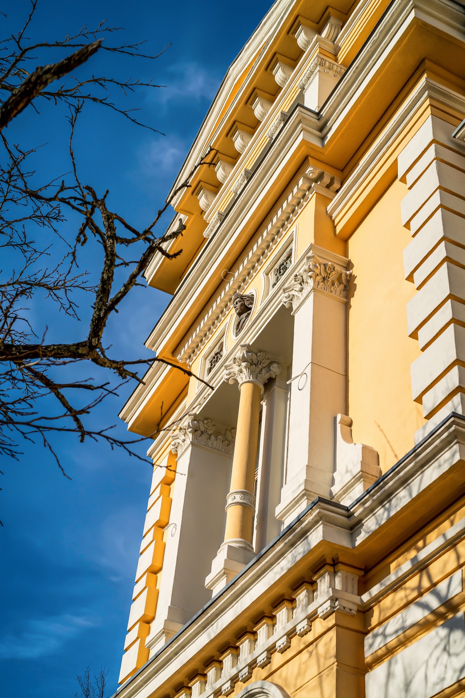 Fasader i malt mur med trekninger og ornamentering. Galleribilde