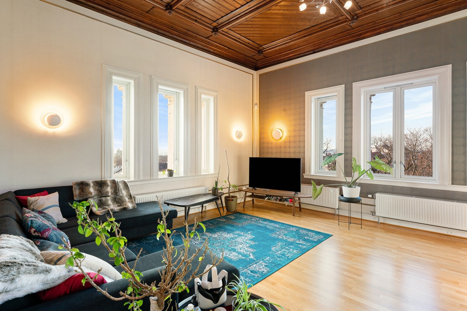 Den største loftsleiligheten har et areal på 165 kvm med særegne, buede åpninger og synlige bjelker. Den består blant annet av entré, kjøkken, stue/tårnrom, to pene bad, samt et innredet rom og fire soverom. Galleribilde