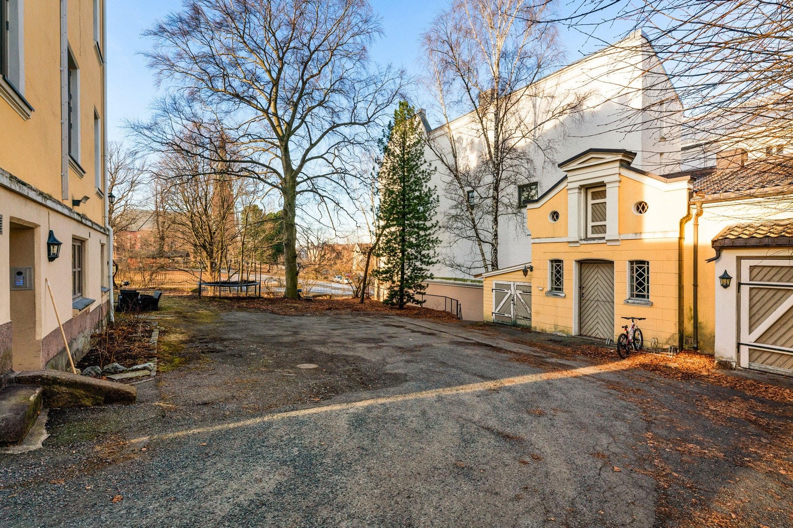 Innkjøring og gårdsplass er gruslagt og dels asfaltert. Galleribilde