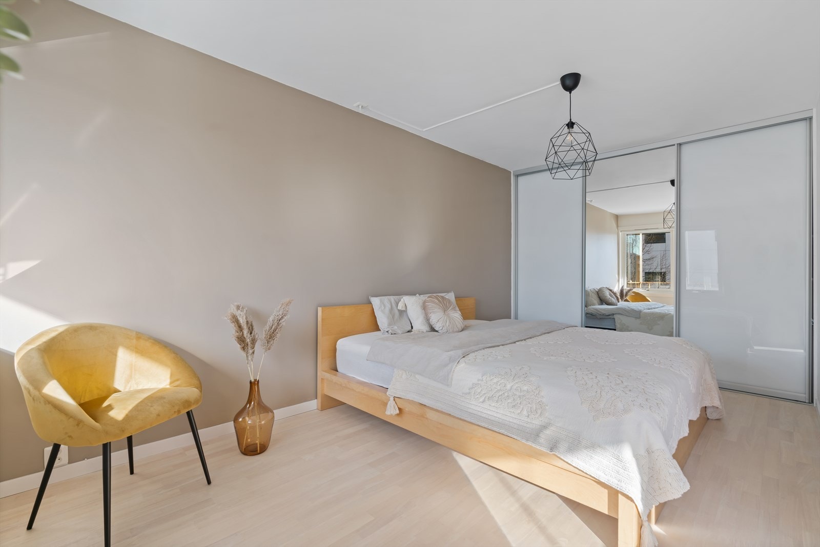 Hovedsoverom av god størrelse med skyvedørsgarderobe. Galleribilde