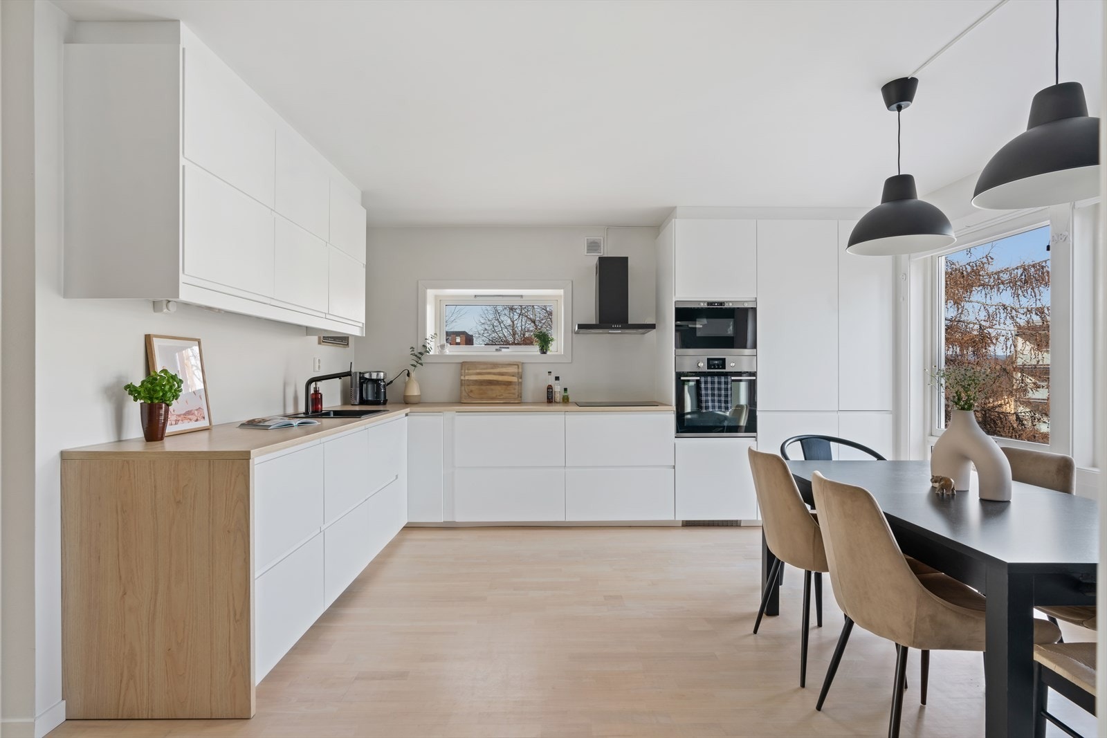 Kjøkkenet er stilrent og velutstyrt med innredning fra 2017. Galleribilde