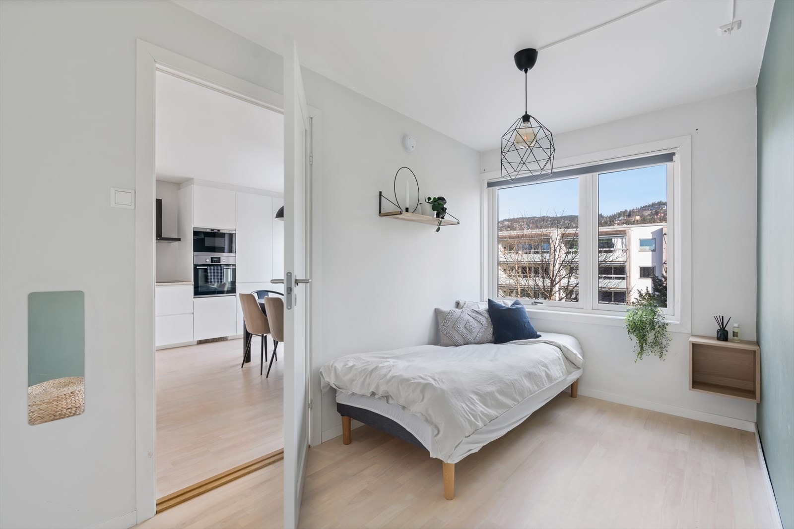 Soverom to er noe mindre, men fremdeles av god størrelse.. Rommet fungerer fint som barnerom, gjesterom eller kontor - alt etter behov. Galleribilde