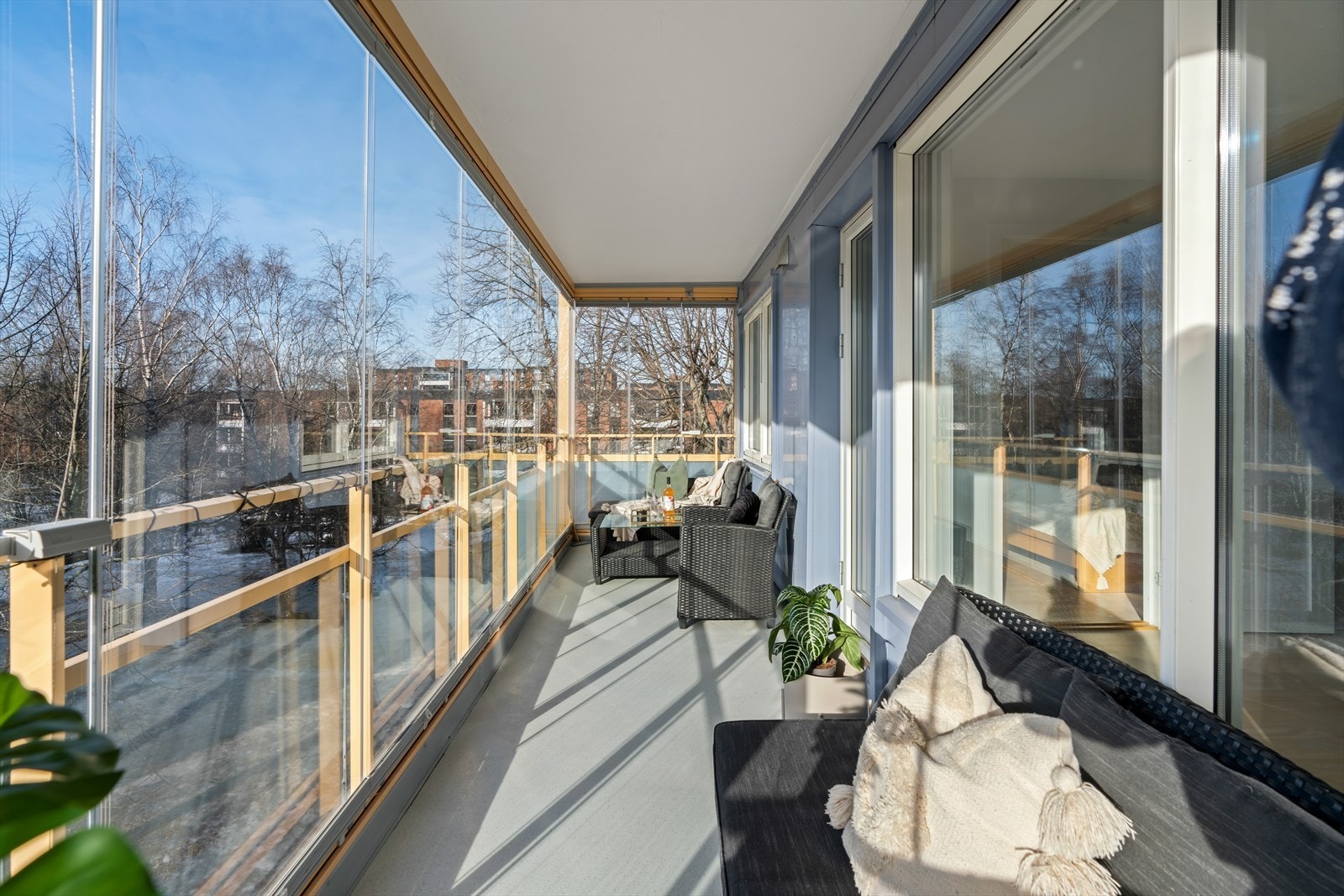 Fra stuen er det utgang til en romslig og innglasset balkong på ca. 11 kvm. Galleribilde