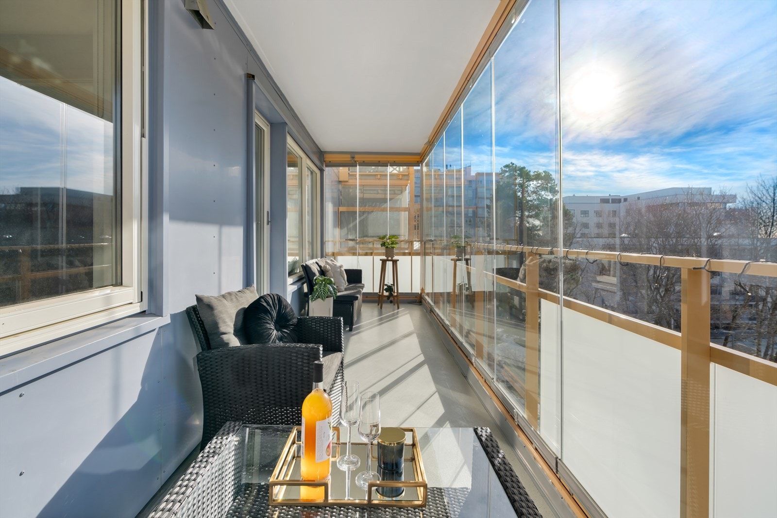 En særdeles innbydende 3-roms leilighet med betydelige oppgraderinger i 2017. Solrike dager kan nytes på en sydvestvendt innglasset balkong. Galleribilde