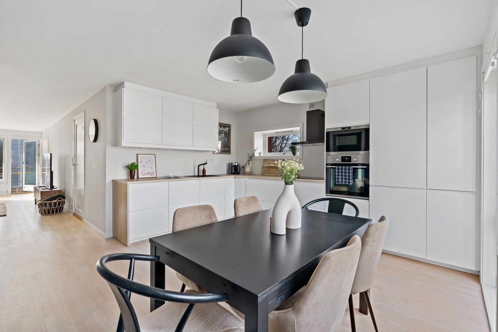 Plassen er utnyttet til det fulle. Svært godt med skapplass og benkeplass i rommet. Galleribilde