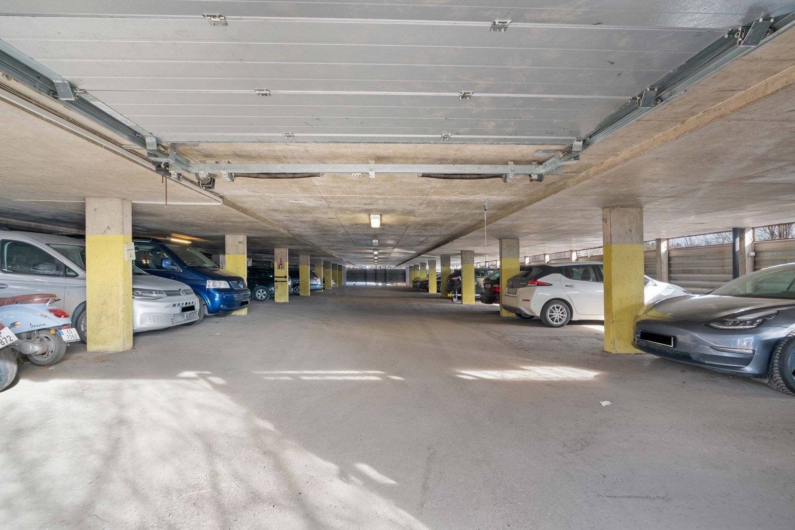 Leiligheten disponerer én fast leieplass i felles garasjeanlegg i Landingsveien 14. Leieplassen følger leiligheten. Galleribilde